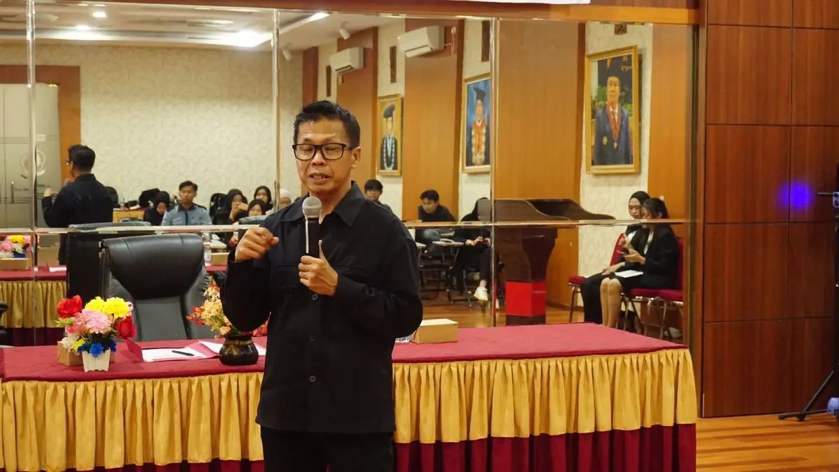 Dr. Firdaus Komar saat memberikan materi pendidikan jurnalistik di FH Unsri.