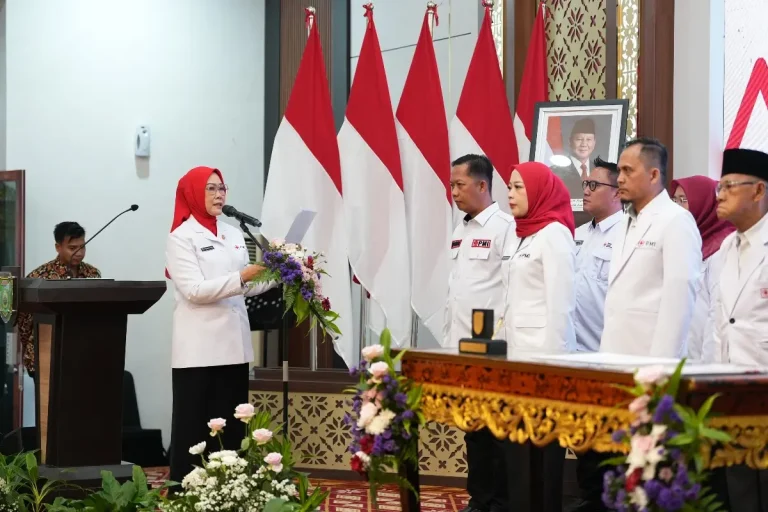 Hj. Febrita Lustia melantik Kepengurusan Palang Merah Indonesia (PMI) untuk empat wilayah di Griya Agung Palembang, Sabtu, 23 Mei 2026. (BEKISARMEDIA.ID/HAIRUDIN)