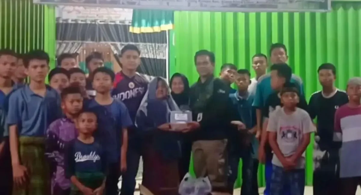PT Tirta Sriwijaya Maju (Perseroda) menunjukkan komitmen kepedulian sosialnya dengan menyalurkan ratusan paket daging kurban kepada masyarakat dan panti asuhan. (BEKISARMEDIA.ID/ANGGA)