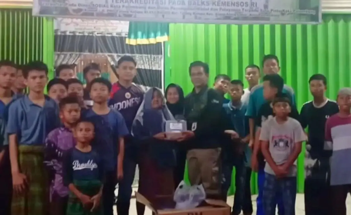 PT Tirta Sriwijaya Maju (Perseroda) menunjukkan komitmen kepedulian sosialnya dengan menyalurkan ratusan paket daging kurban kepada masyarakat dan panti asuhan. (BEKISARMEDIA.ID/ANGGA)