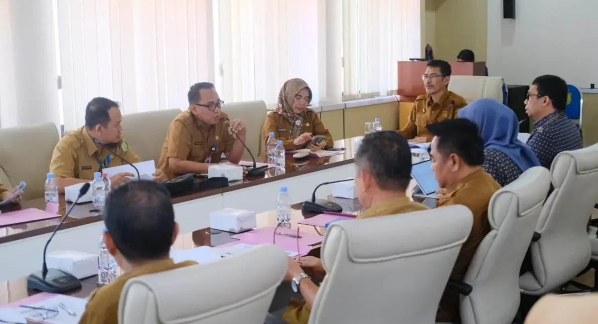 Kepala BKPSDM Kabupaten Muba, Pathi Riduan, bersama Kepala BPJS Kesehatan Cabang Palembang, Edy Surlis, saat memimpin rapat evaluasi faskes di Sekayu, Selasa, 12 Mei 2026. (BEKISARMEDIA.ID/ANGGA)