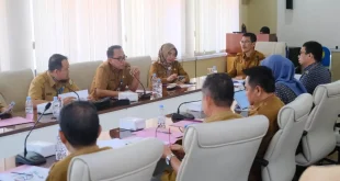 Kepala BKPSDM Kabupaten Muba, Pathi Riduan, bersama Kepala BPJS Kesehatan Cabang Palembang, Edy Surlis, saat memimpin rapat evaluasi faskes di Sekayu, Selasa, 12 Mei 2026. (BEKISARMEDIA.ID/ANGGA)