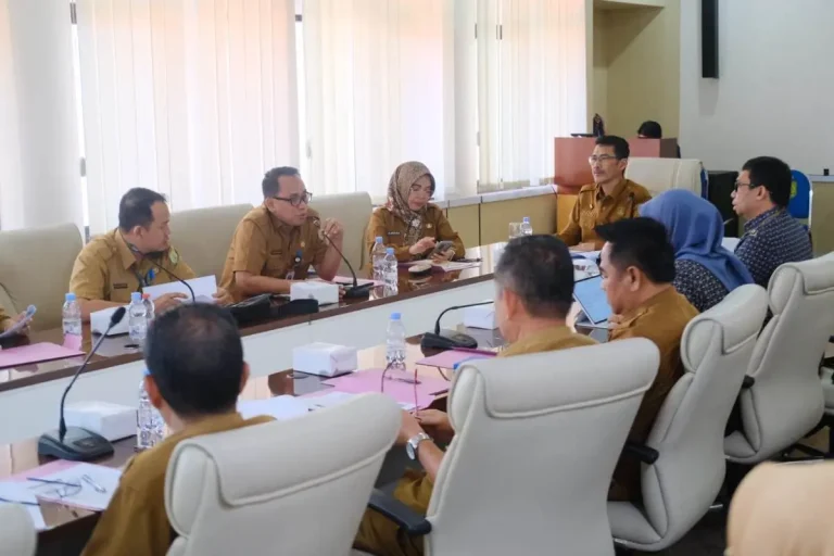 Kepala BKPSDM Kabupaten Muba, Pathi Riduan, bersama Kepala BPJS Kesehatan Cabang Palembang, Edy Surlis, saat memimpin rapat evaluasi faskes di Sekayu, Selasa, 12 Mei 2026. (BEKISARMEDIA.ID/ANGGA)