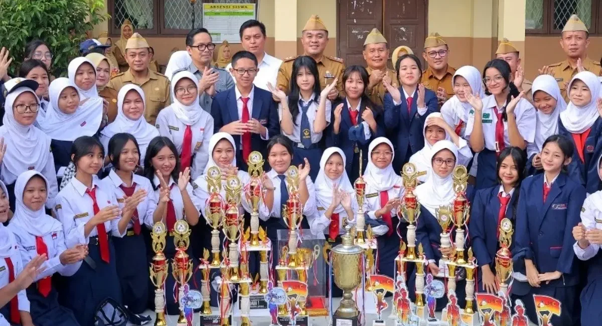 Sekretaris Daerah Kota Palembang, Aprizal Hasyim, foto bersama siswa dan tenaga pendidik di SMP Negeri 1 Palembang, Senin, 25 Mei 2026. (BEKISARMEDIA.ID/WAHYUDI)