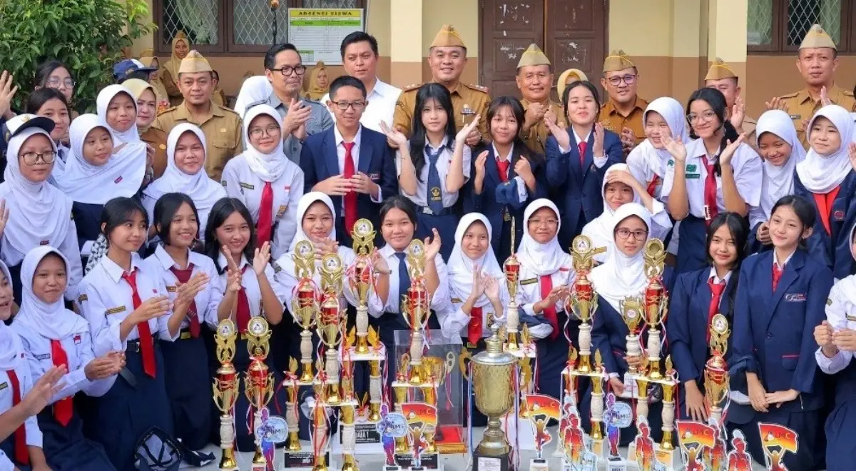 Sekretaris Daerah Kota Palembang, Aprizal Hasyim, foto bersama siswa dan tenaga pendidik di SMP Negeri 1 Palembang, Senin, 25 Mei 2026. (BEKISARMEDIA.ID/WAHYUDI)
