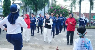Hj. Lidyawati bersama siswa SMAN 10 Palembang mengikuti senam jantung sehat dalam peringatan Hari Hipertensi Sedunia. (BEKISARMEDIA.ID/HAIRUDIN)