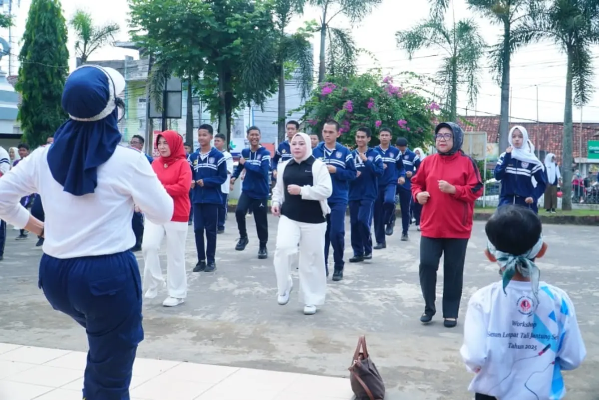 Hj. Lidyawati bersama siswa SMAN 10 Palembang mengikuti senam jantung sehat dalam peringatan Hari Hipertensi Sedunia. (BEKISARMEDIA.ID/HAIRUDIN)