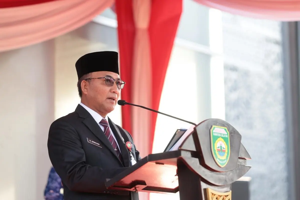 Asisten I Bidang Pemerintahan dan Kesejahteraan Rakyat Setda Provinsi Sumsel, Dr. H. Apriyadi Mahmud, M.Si., menjadi Inspektur Upacara pada peringatan Hari Kebangkitan Nasional (Harkitnas) ke-118, di halaman Kantor Gubernur Sumsel, hari Rabu, 20 Mei 2026.