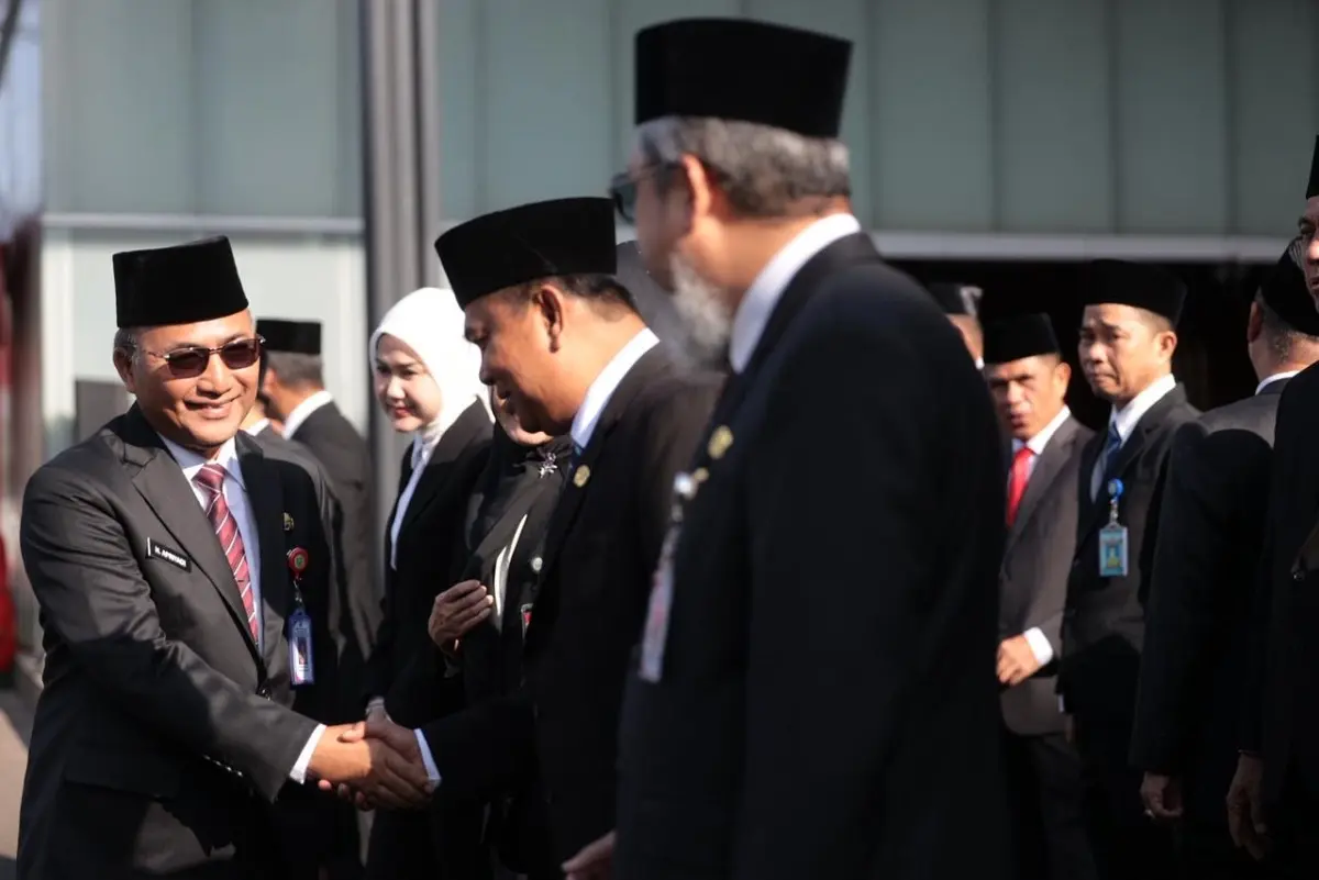 Asisten I Bidang Pemerintahan dan Kesejahteraan Rakyat Setda Provinsi Sumsel, Dr. H. Apriyadi Mahmud, M.Si., bersalaman dengan pejabat di lingkungan Pemprov Sumsel, pada upacara peringatan Hari Kebangkitan Nasional (Harkitnas) ke-118, di halaman Kantor Gubernur Sumsel, hari Rabu, 20 Mei 2026. (BEKISARMEDIA.ID/ANGGA)