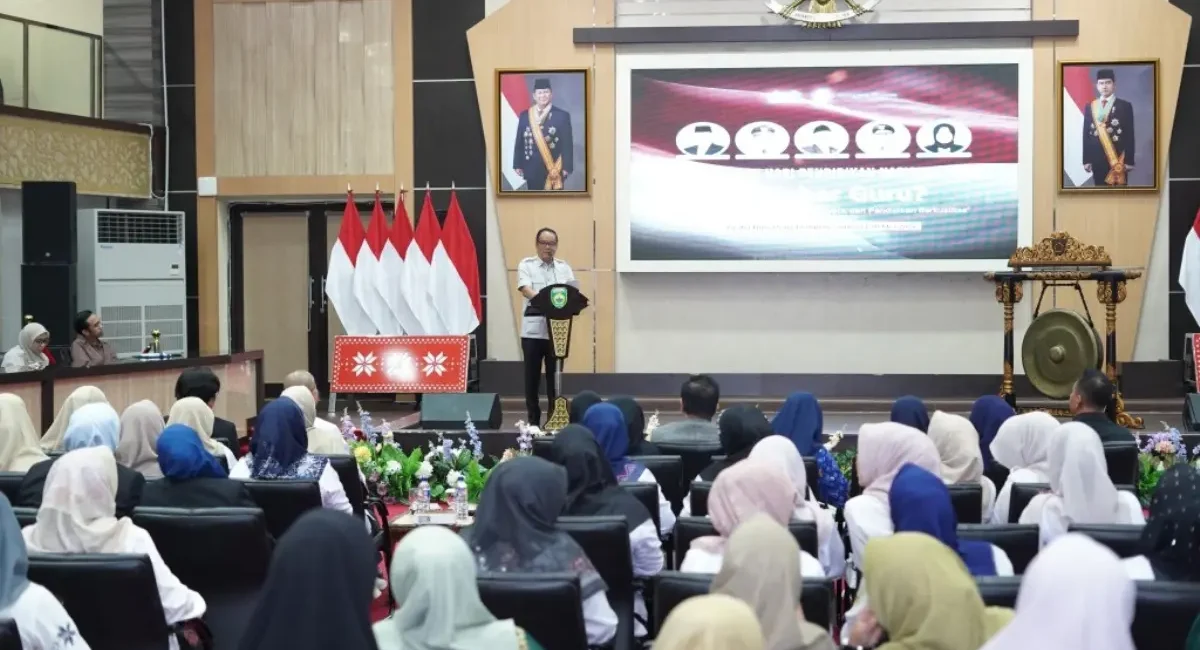 Wakil Gubernur (Wagub) Sumsel, Cik Ujang, saat membuka secara resmi Seminar Hardiknas tahun 2026 yang bertajuk "Apa Kabar Guru? Sejahtera, Perlindungan Nyata dan Pendidikan Berkualitas." di Auditorium Graha Bina Praja Pemprov Sumsel, pada hari Rabu, tanggal 20 Mei 2026. (BEKISARMEDIA.ID/ANGGA)