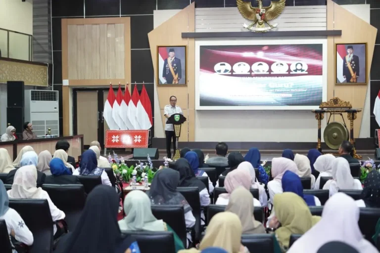 Wakil Gubernur (Wagub) Sumsel, Cik Ujang, saat membuka secara resmi Seminar Hardiknas tahun 2026 yang bertajuk "Apa Kabar Guru? Sejahtera, Perlindungan Nyata dan Pendidikan Berkualitas." di Auditorium Graha Bina Praja Pemprov Sumsel, pada hari Rabu, tanggal 20 Mei 2026. (BEKISARMEDIA.ID/ANGGA)
