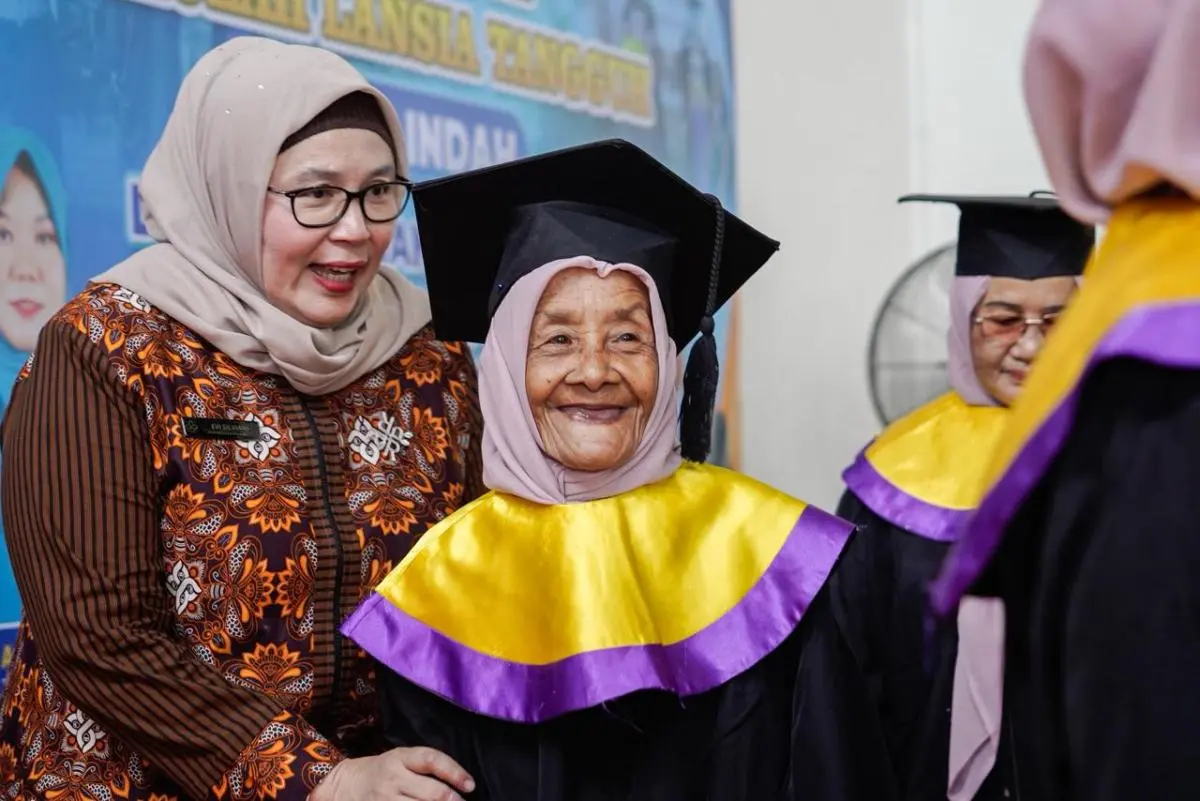 wisuda-sekolah-lansia-tangguh-kabupaten-muba-patimah-toha Ketua TP PKK Kabupaten Muba, Hj. Patimah Toha, menghadiri acara Wisuda Sekolah Lansia Tangguh, Kamis, tanggal 30 April 2026. (BEKISARMEDIA.ID/HAIRUDIN)