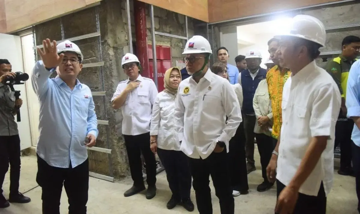 zulhas-psel-kertapati-herman-deru Gubernur Sumsel, Herman Deru, bersama Menteri Koordinator (Menko) Bidang Pangan, Zulkifli Hasan, meninjau langsung operasional fasilitas Pengolahan Sampah menjadi Energi Listrik (PSEL) di kawasan Kertapati pada hari Jum'at, tanggal 1 Mei 2026 (BEKISARMEDIA.ID/HAIRUDIN)