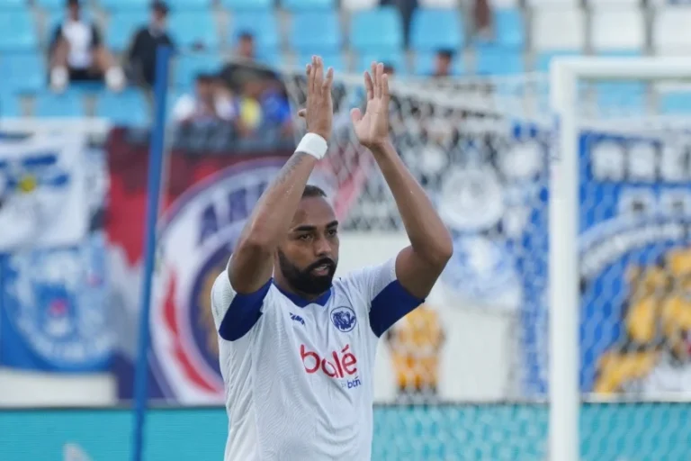 Manajemen tim berjuluk Singo Edan itu, secara resmi mengumumkan pengakhiran kerja sama dengan penyerang andalan mereka asal Brasil, Dalberto Luan Belo, setelah kontrak sang pemain habis pada 10 Juni 2026 dan disepakati untuk tidak diperpanjang untuk musim depan. (foto : ileague.id)