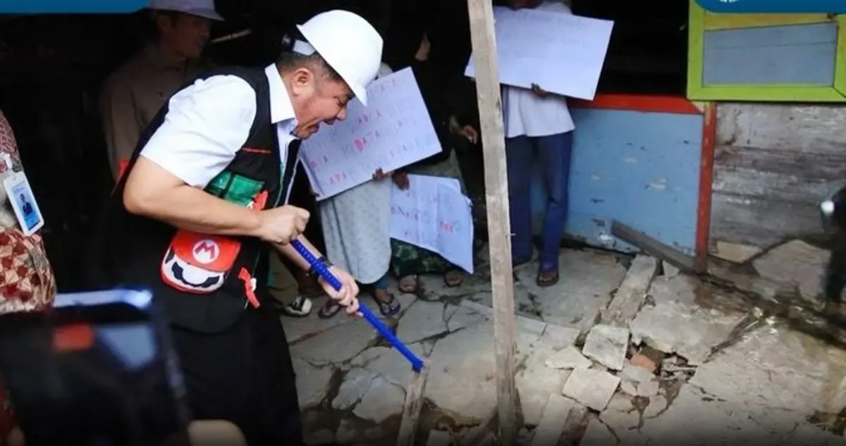 Targetkan Puluhan Ribu Unit di 2026, Pemprov Sumsel Luncurkan Gerakan Rutilahu 3 Pemerintah Provinsi (Pemprov) Sumatra Selatan (Sumsel) resmi meluncurkan Gerakan Bersama Perbaikan Rumah Tidak Layak Huni (Rutilahu) Tahun 2026 di Kelurahan 11 Ulu, Kecamatan Seberang Ulu II, Kota Palembang. (BEKISARMEDIA.ID/HAIRUDIN)