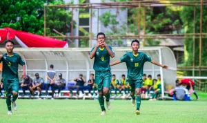 Pemain di lini depan PS Palembang, Abqory Sheva Alfiano, melakukan selebrasi setelah menciptakan gol. (BEKISARMEDIA.ID/TRI)