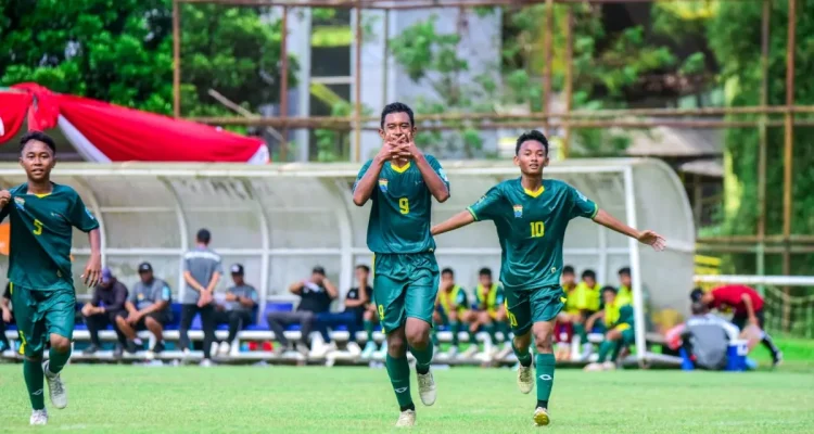 Pemain di lini depan PS Palembang, Abqory Sheva Alfiano, melakukan selebrasi setelah menciptakan gol. (BEKISARMEDIA.ID/TRI)