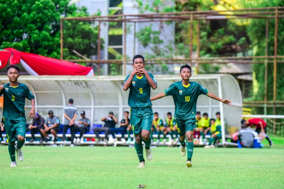 Pemain di lini depan PS Palembang, Abqory Sheva Alfiano, melakukan selebrasi setelah menciptakan gol. (BEKISARMEDIA.ID/TRI)