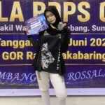 Atlet muda berbakat, Alya Rubiya Yuki, sukses menorehkan prestasi gemilang pada Kejuaraan Nasional (Kejurnas) Anggar RDPS Cup 2026 yang berlangsung di GOR Ranau Jakabaring, Palembang. (BEKISARMEDIA.ID/ANGGA)