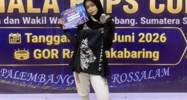 Atlet muda berbakat, Alya Rubiya Yuki, sukses menorehkan prestasi gemilang pada Kejuaraan Nasional (Kejurnas) Anggar RDPS Cup 2026 yang berlangsung di GOR Ranau Jakabaring, Palembang. (BEKISARMEDIA.ID/ANGGA)