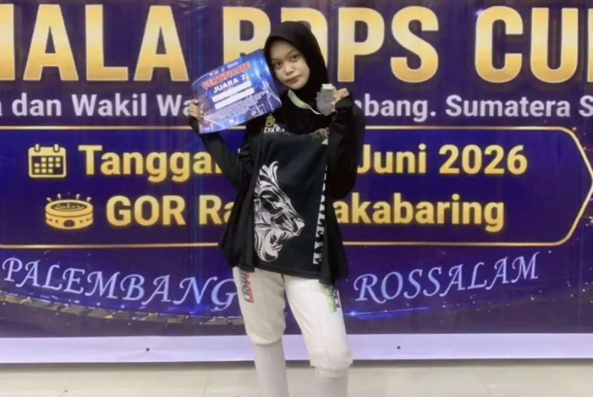 Atlet muda berbakat, Alya Rubiya Yuki, sukses menorehkan prestasi gemilang pada Kejuaraan Nasional (Kejurnas) Anggar RDPS Cup 2026 yang berlangsung di GOR Ranau Jakabaring, Palembang. (BEKISARMEDIA.ID/ANGGA)