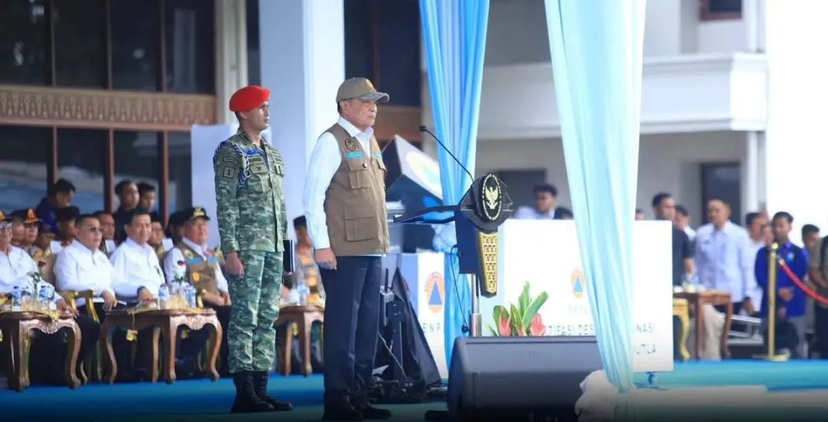 Menteri Koordinator (Menko) Bidang Politik dan Keamanan (Polkam) Republik Indonesia, Jenderal TNI (Purn.) Djamari Chaniago, memimpin langsung Apel Kesiapsiagaan Personel dan Peralatan Penanganan Kebakaran Hutan dan Lahan. (BEKISARMEDIA.ID/HAIRUDIN)