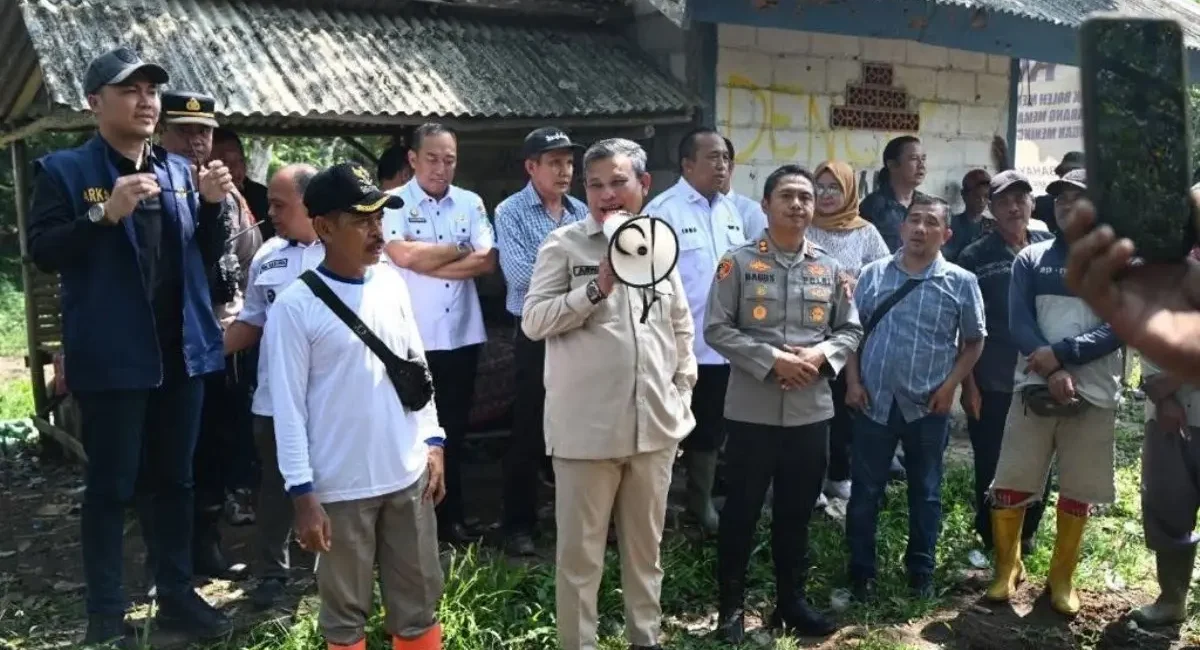 Ketua Pansus Perkebunan DPRD Sumsel, Aswan Mufti, bersama Anggota Pansus, Andi Rizkiansyah, memimpin langsung jalannya pertemuan penyerahan hak garap lahan eks Gembala kepada masyarakat Desa Tanjung Baru, Kecamatan Indralaya Utara, Kabupaten Ogan Ilir (OI), Provinsi Sumatra Selatan. (BEKISARMEDIA.ID/HAIRUDIN)