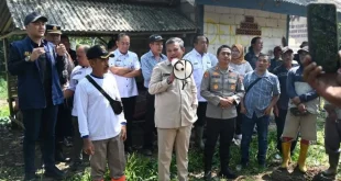 Ketua Pansus Perkebunan DPRD Sumsel, Aswan Mufti, bersama Anggota Pansus, Andi Rizkiansyah, memimpin langsung jalannya pertemuan penyerahan hak garap lahan eks Gembala kepada masyarakat Desa Tanjung Baru, Kecamatan Indralaya Utara, Kabupaten Ogan Ilir (OI), Provinsi Sumatra Selatan. (BEKISARMEDIA.ID/HAIRUDIN)