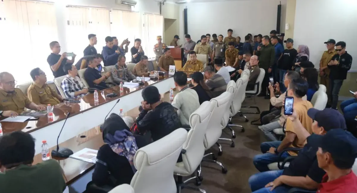 Sekretaris Daerah Kabupaten Muba, Syafaruddin, saat menerima audiensi ratusan massa yang tergabung dalam Persatuan Penyuling Minyak Muba. (BEKISARMEDIA.ID/HAIRUDIN)