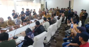 Sekretaris Daerah Kabupaten Muba, Syafaruddin, saat menerima audiensi ratusan massa yang tergabung dalam Persatuan Penyuling Minyak Muba. (BEKISARMEDIA.ID/HAIRUDIN)