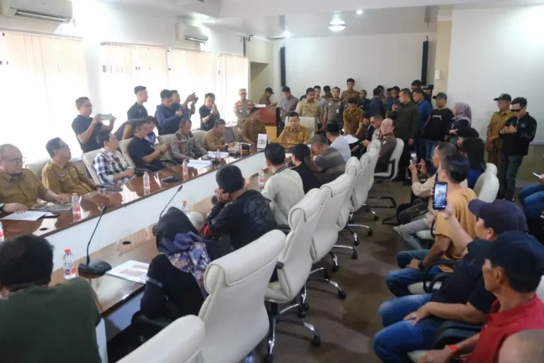 Sekretaris Daerah Kabupaten Muba, Syafaruddin, saat menerima audiensi ratusan massa yang tergabung dalam Persatuan Penyuling Minyak Muba. (BEKISARMEDIA.ID/HAIRUDIN) Sekretaris Daerah Kabupaten Muba, Syafaruddin, saat menerima audiensi ratusan massa yang tergabung dalam Persatuan Penyuling Minyak Muba. (BEKISARMEDIA.ID/HAIRUDIN)