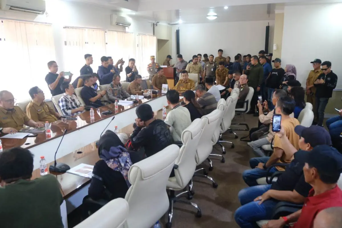 Sekretaris Daerah Kabupaten Muba, Syafaruddin, saat menerima audiensi ratusan massa yang tergabung dalam Persatuan Penyuling Minyak Muba. (BEKISARMEDIA.ID/HAIRUDIN) Sekretaris Daerah Kabupaten Muba, Syafaruddin, saat menerima audiensi ratusan massa yang tergabung dalam Persatuan Penyuling Minyak Muba. (BEKISARMEDIA.ID/HAIRUDIN)