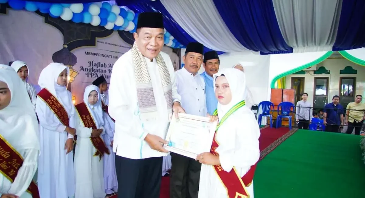 Bupati Kabupaten Muba, Toha Tohet, menghadiri Peringatan Tahun Baru Islam 1 Muharram 1448 Hijriah, Haflah Akhirussanah Angkatan ke-V, sekaligus Milad ke-17 Taman Pendidikan Al-Qur'an (TPA) Nurul Ilmi di Desa Sungai Angit, Kecamatan Babat Toman, pada hari Minggu, tanggal 14 Juni 2026. (BEKISARMEDIA.ID/HAIRUDIN)