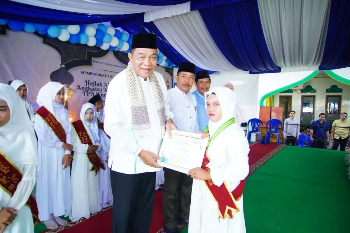 Bupati Kabupaten Muba, Toha Tohet, menghadiri Peringatan Tahun Baru Islam 1 Muharram 1448 Hijriah, Haflah Akhirussanah Angkatan ke-V, sekaligus Milad ke-17 Taman Pendidikan Al-Qur'an (TPA) Nurul Ilmi di Desa Sungai Angit, Kecamatan Babat Toman, pada hari Minggu, tanggal 14 Juni 2026. (BEKISARMEDIA.ID/HAIRUDIN)