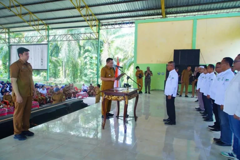 Bupati Kabupaten Musi Banyuasin (Muba), Toha Tohet, secara resmi melantik dan mengukuhkan kepengurusan Organisasi Ikatan Persaudaraan Persedekahan Kundangan (IPPK) Kecamatan Babat Toman masa bakti terbaru. (BEKISARMEDIA.ID/HAIRUDIN) Bupati Kabupaten Musi Banyuasin (Muba), Toha Tohet, secara resmi melantik dan mengukuhkan kepengurusan Organisasi Ikatan Persaudaraan Persedekahan Kundangan (IPPK) Kecamatan Babat Toman masa bakti terbaru. (BEKISARMEDIA.ID/HAIRUDIN)