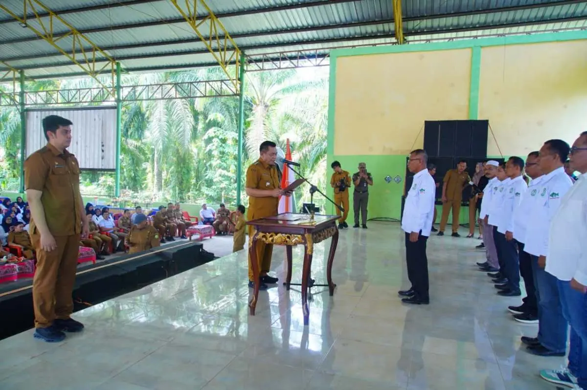Bupati Kabupaten Musi Banyuasin (Muba), Toha Tohet, secara resmi melantik dan mengukuhkan kepengurusan Organisasi Ikatan Persaudaraan Persedekahan Kundangan (IPPK) Kecamatan Babat Toman masa bakti terbaru. (BEKISARMEDIA.ID/HAIRUDIN) Bupati Kabupaten Musi Banyuasin (Muba), Toha Tohet, secara resmi melantik dan mengukuhkan kepengurusan Organisasi Ikatan Persaudaraan Persedekahan Kundangan (IPPK) Kecamatan Babat Toman masa bakti terbaru. (BEKISARMEDIA.ID/HAIRUDIN)