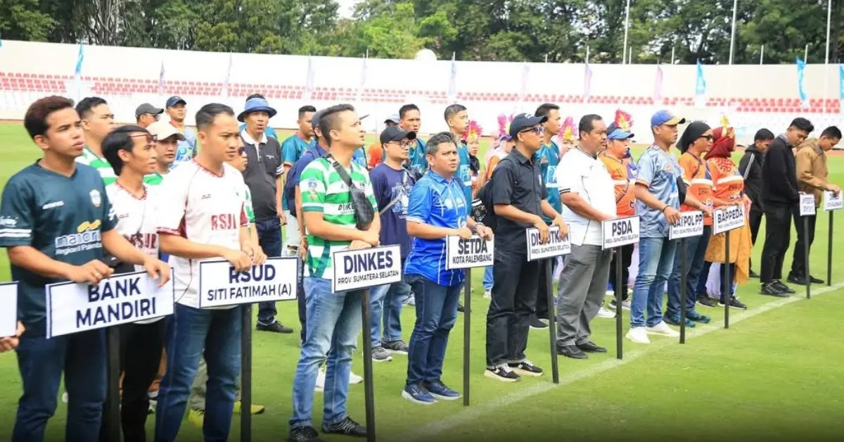 Buka RS Siti Fatimah Cup IV 2026, Sekda Sumsel Ajak Instansi Perkuat Sinergi Lewat Sepak Bola 1 Sekretaris Daerah (Sekda) Provinsi Sumatra Selatan, Edward Candra, resmi membuka Turnamen Sepak Bola RS Siti Fatimah Cup IV Tahun 2026 di Stadion Bumi Sriwijaya, Palembang, pada hari Sabtu, tanggal 9 Mei 2026. (BEKISARMEDIA.ID/HAIRUDIN)
