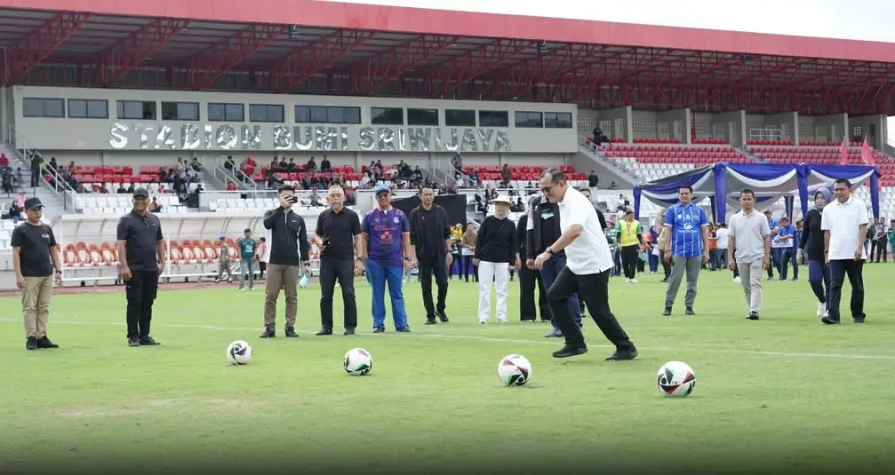 Buka RS Siti Fatimah Cup IV 2026, Sekda Sumsel Ajak Instansi Perkuat Sinergi Lewat Sepak Bola 2 Sekretaris Daerah (Sekda) Provinsi Sumatra Selatan, Edward Candra, resmi membuka Turnamen Sepak Bola RS Siti Fatimah Cup IV Tahun 2026 di Stadion Bumi Sriwijaya, Palembang, pada hari Sabtu, tanggal 9 Mei 2026. (BEKISARMEDIA.ID/HAIRUDIN)