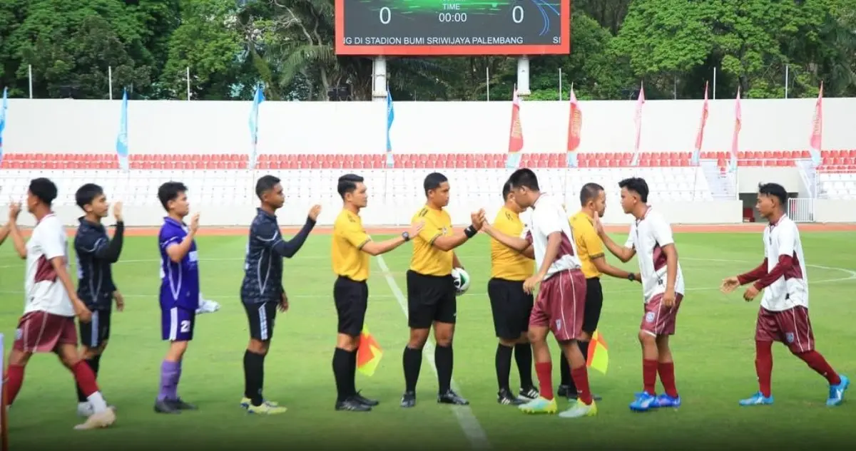 Buka RS Siti Fatimah Cup IV 2026, Sekda Sumsel Ajak Instansi Perkuat Sinergi Lewat Sepak Bola 3 Sekretaris Daerah (Sekda) Provinsi Sumatra Selatan, Edward Candra, resmi membuka Turnamen Sepak Bola RS Siti Fatimah Cup IV Tahun 2026 di Stadion Bumi Sriwijaya, Palembang, pada hari Sabtu, tanggal 9 Mei 2026. (BEKISARMEDIA.ID/HAIRUDIN)