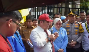 Kelompok mahasiswa yang tergabung dalam aliansi Cipayung Plus Sumatra Selatan (Sumsel) menggelar aksi demonstrasi di depan gerbang Kantor DPRD Sumsel, kota Palembang, pada hari Senin, tanggal 22 Juni 2026. (BEKISARMEDIA.ID/HAIRUDIN) Kelompok mahasiswa yang tergabung dalam aliansi Cipayung Plus Sumatra Selatan (Sumsel) menggelar aksi demonstrasi di depan gerbang Kantor DPRD Sumsel, kota Palembang, pada hari Senin, tanggal 22 Juni 2026. (BEKISARMEDIA.ID/HAIRUDIN)