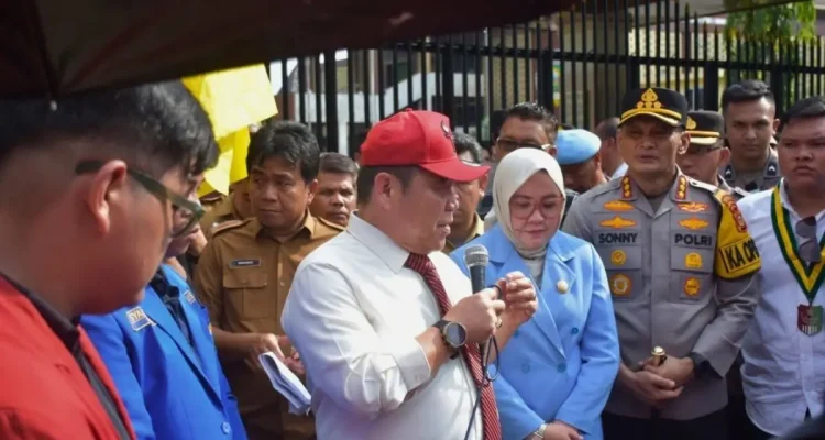 Kelompok mahasiswa yang tergabung dalam aliansi Cipayung Plus Sumatra Selatan (Sumsel) menggelar aksi demonstrasi di depan gerbang Kantor DPRD Sumsel, kota Palembang, pada hari Senin, tanggal 22 Juni 2026. (BEKISARMEDIA.ID/HAIRUDIN)