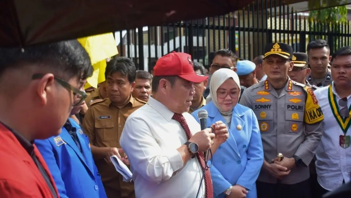 Kelompok mahasiswa yang tergabung dalam aliansi Cipayung Plus Sumatra Selatan (Sumsel) menggelar aksi demonstrasi di depan gerbang Kantor DPRD Sumsel, kota Palembang, pada hari Senin, tanggal 22 Juni 2026. (BEKISARMEDIA.ID/HAIRUDIN)