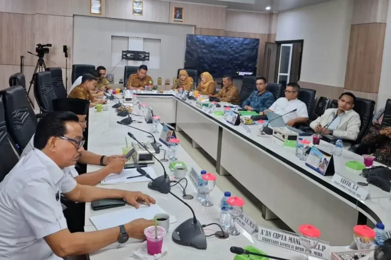 Rapat Dengar Pendapat (RDP) Komisi IV DPRD Kabupaten Muba yang dipimpin oleh Edi Hariyanto, serta dihadiri oleh Asisten I Setda Kabupaten Muba, jajaran dinas terkait, BPJS Ketenagakerjaan, hingga perwakilan pemerintah desa. (BEKISARMEDIA.ID/HAIRUDIN) Rapat Dengar Pendapat (RDP) Komisi IV DPRD Kabupaten Muba yang dipimpin oleh Edi Hariyanto, serta dihadiri oleh Asisten I Setda Kabupaten Muba, jajaran dinas terkait, BPJS Ketenagakerjaan, hingga perwakilan pemerintah desa. (BEKISARMEDIA.ID/HAIRUDIN)