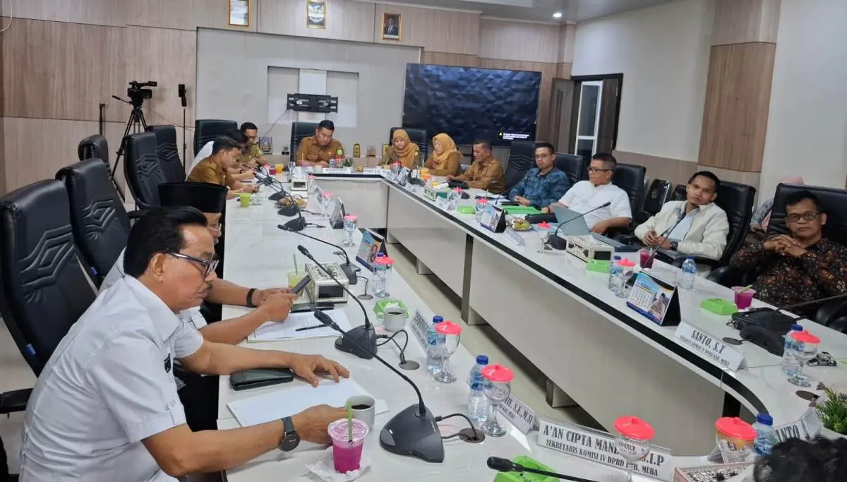 Rapat Dengar Pendapat (RDP) Komisi IV DPRD Kabupaten Muba yang dipimpin oleh Edi Hariyanto, serta dihadiri oleh Asisten I Setda Kabupaten Muba, jajaran dinas terkait, BPJS Ketenagakerjaan, hingga perwakilan pemerintah desa. (BEKISARMEDIA.ID/HAIRUDIN) Rapat Dengar Pendapat (RDP) Komisi IV DPRD Kabupaten Muba yang dipimpin oleh Edi Hariyanto, serta dihadiri oleh Asisten I Setda Kabupaten Muba, jajaran dinas terkait, BPJS Ketenagakerjaan, hingga perwakilan pemerintah desa. (BEKISARMEDIA.ID/HAIRUDIN)