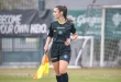 Asisten wasit wanita asal Italia, Giuliana Vigile, saat bertugas memimpin pertandingan Serie D dengan memegang bendera hakim garis. (instagram.com/giulianavigile)