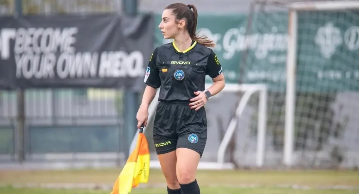 Asisten wasit wanita asal Italia, Giuliana Vigile, saat bertugas memimpin pertandingan Serie D dengan memegang bendera hakim garis. (instagram.com/giulianavigile)