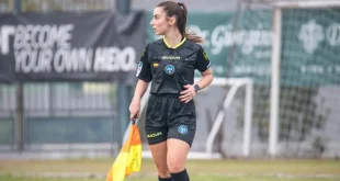 Asisten wasit wanita asal Italia, Giuliana Vigile, saat bertugas memimpin pertandingan Serie D dengan memegang bendera hakim garis. (instagram.com/giulianavigile)