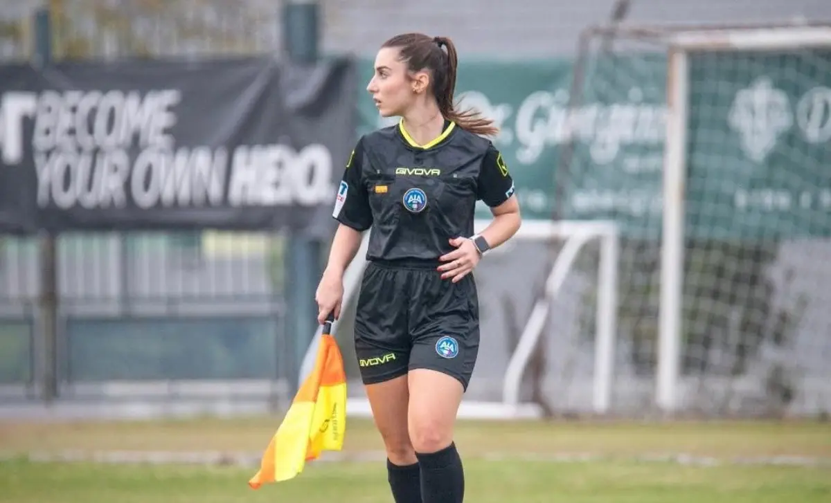 Asisten wasit wanita asal Italia, Giuliana Vigile, saat bertugas memimpin pertandingan Serie D dengan memegang bendera hakim garis. (instagram.com/giulianavigile)