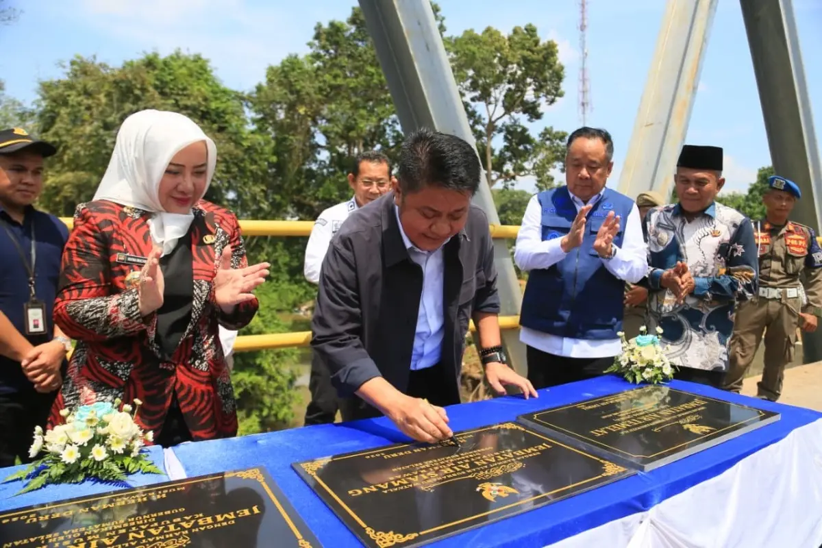 Gubernur Provinsi Sumatra Selatan (Sumsel), Herman Deru, didampingi Wakil Gubernur Sumsel, Cik Ujang, dan Bupati Kabupaten Musi Rawas, Hj. Ratna Machmud, meresmikan 17 infrastruktur jembatan yang tersebar di berbagai kabupaten dan kota di Sumsel. (BEKISARMEDIA.ID/HAIRUDIN)
