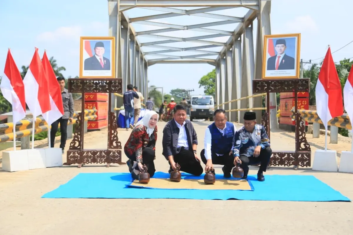Herman Deru Resmikan 17 Jembatan Baru, Pemprov Sumsel Pangkas Jarak Tempuh Antar-Kabupaten 3 Gubernur Provinsi Sumatra Selatan (Sumsel), Herman Deru, didampingi Wakil Gubernur Sumsel, Cik Ujang, dan Bupati Kabupaten Musi Rawas, Hj. Ratna Machmud, meresmikan 17 infrastruktur jembatan yang tersebar di berbagai kabupaten dan kota di Sumsel. (BEKISARMEDIA.ID/HAIRUDIN)